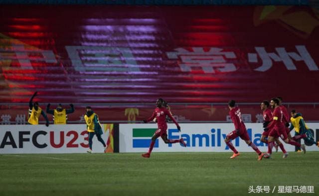  法兰克福球迷抗议俱乐部转会操作  